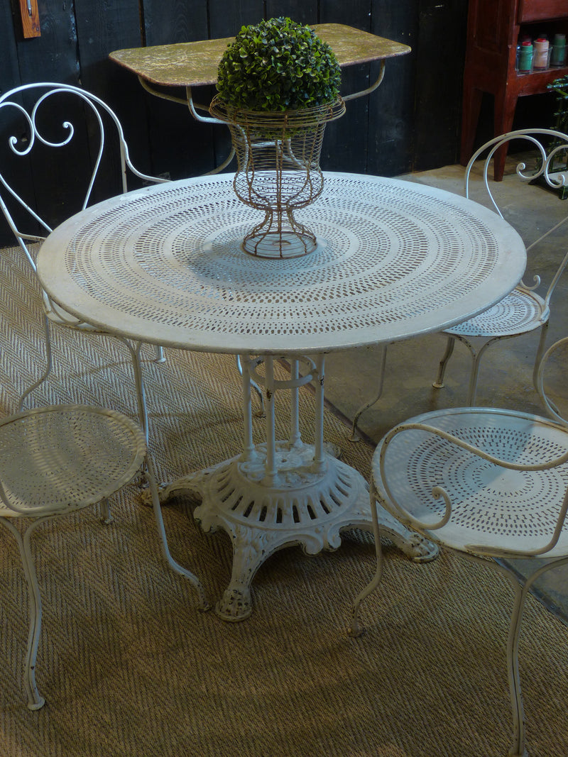 Round French garden table with 4 chairs – 1920’s