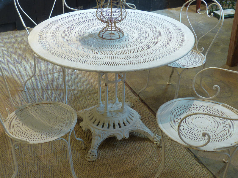 Round French garden table with 4 chairs – 1920’s