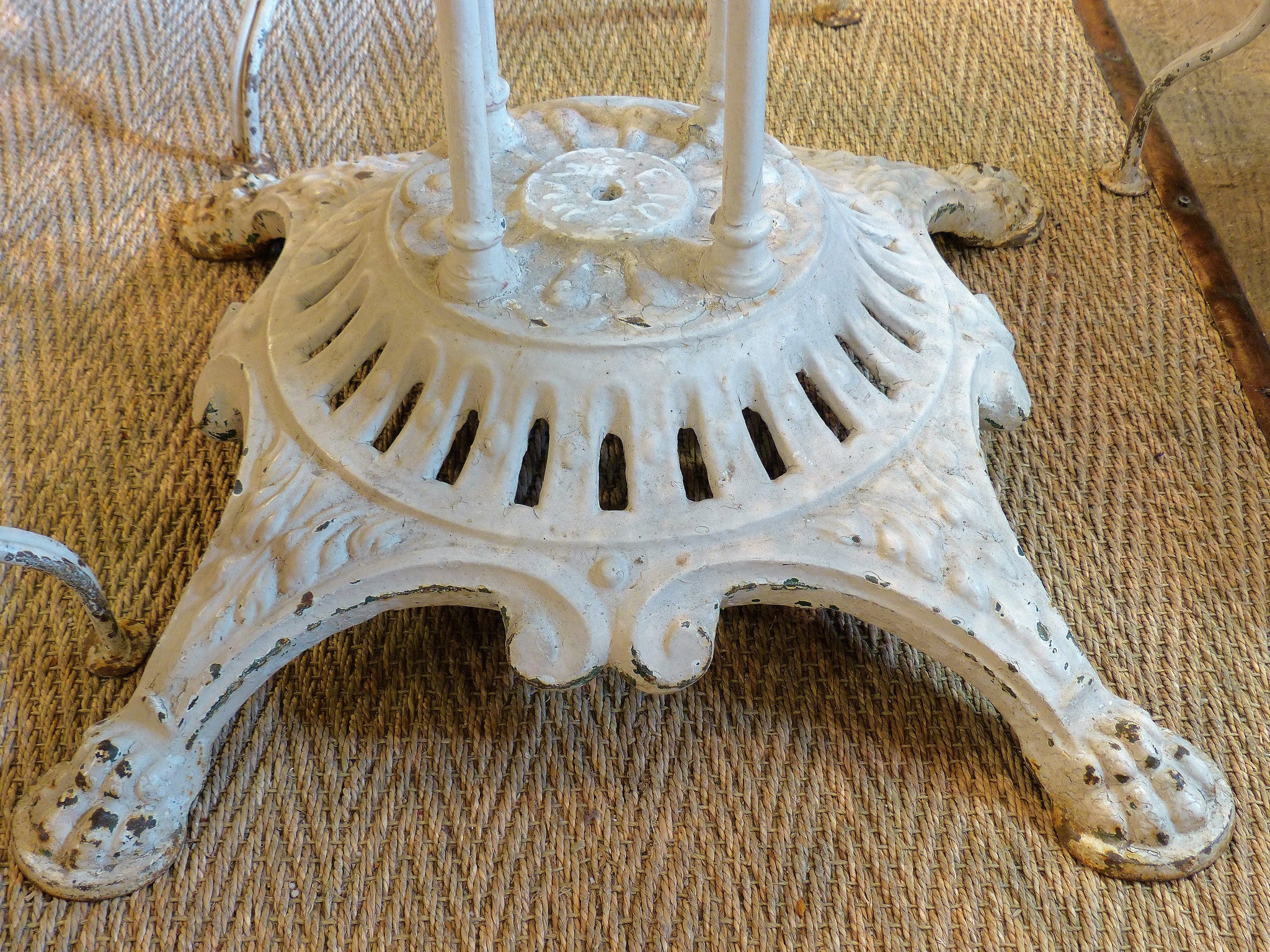 Round French garden table with 4 chairs – 1920’s