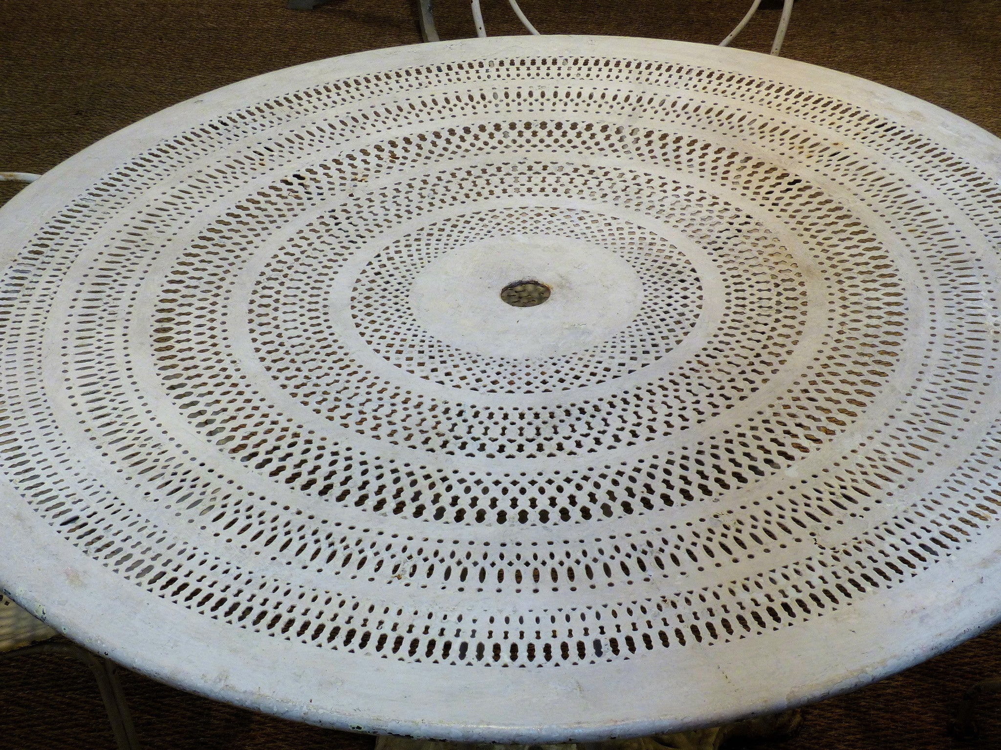 Round French garden table with 4 chairs – 1920’s