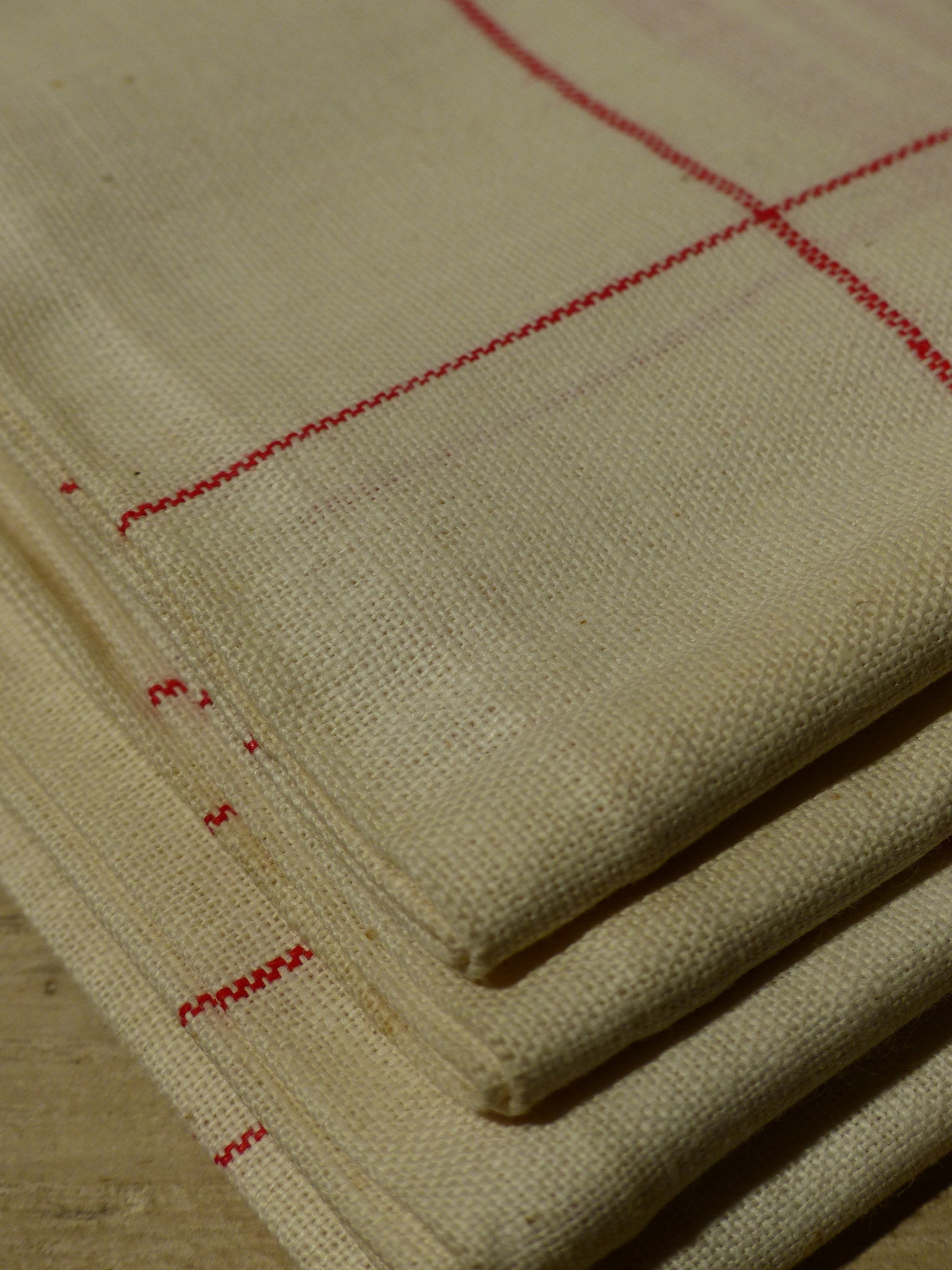 Set of 4 red checked fine linen tea towels