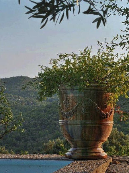Protective water-repellent treatment for Anduze pots